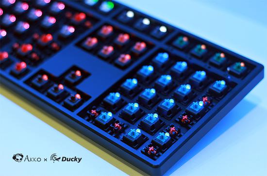 Akko X Ducky One 7-11限定版混灯混轴机械键盘